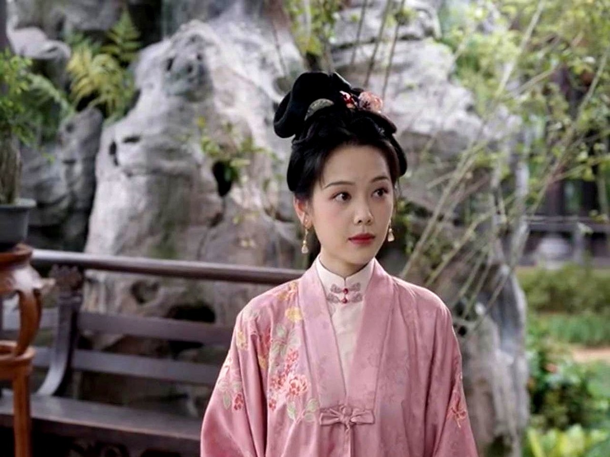 梳着已婚妇人的高发髻，一转身，后脑勺却垂着一根未出阁姑娘的细发辫。《兰香如故》里的芄姐儿，混在已婚的