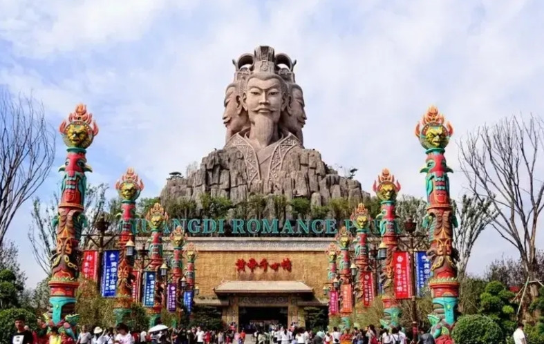 听说郑州市大学南路上那个皇帝千古情景区已经关门歇业了。前几年一直不看好这个景