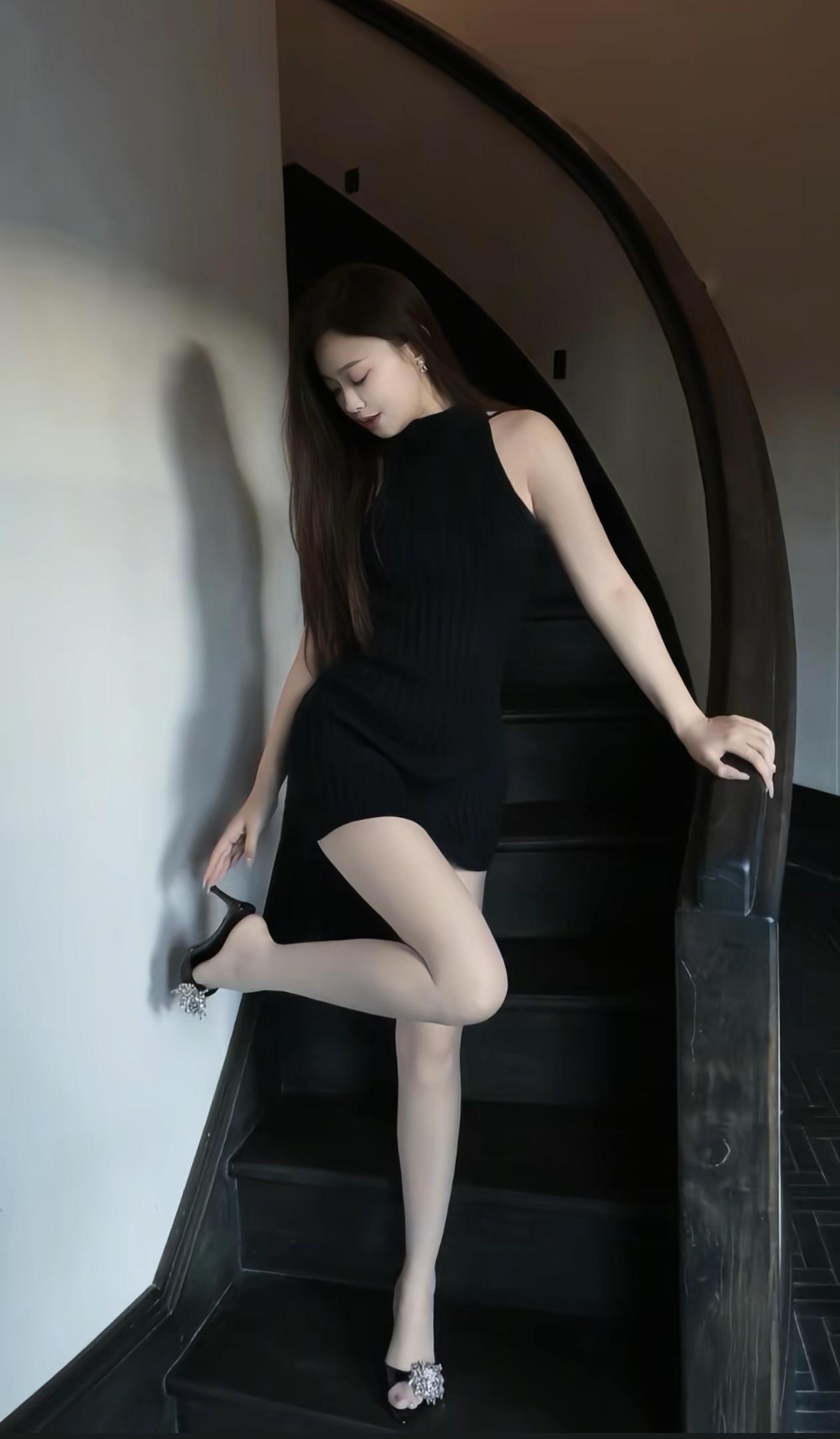 玉人倚栏立，影落曲径深。