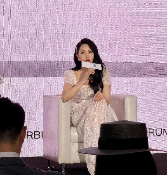 救命！伊能静这状态是开了“逆龄外挂”吧？！谁能相信眼前这位肌肤紧致、气质绝美的