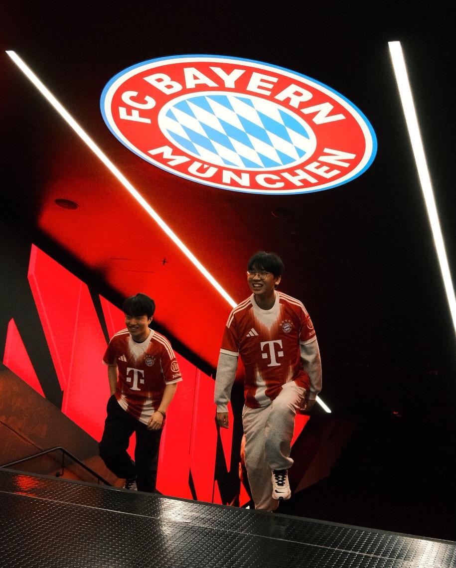 拜仁慕尼黑官方分享T1队员照片: T1队员到场