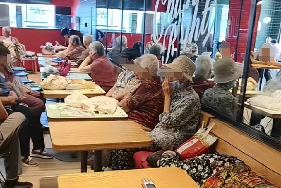 脸皮真厚！一群老人不点餐，组团到快餐店蹭空调打牌、脱鞋躺座椅子上睡觉，店员说了也