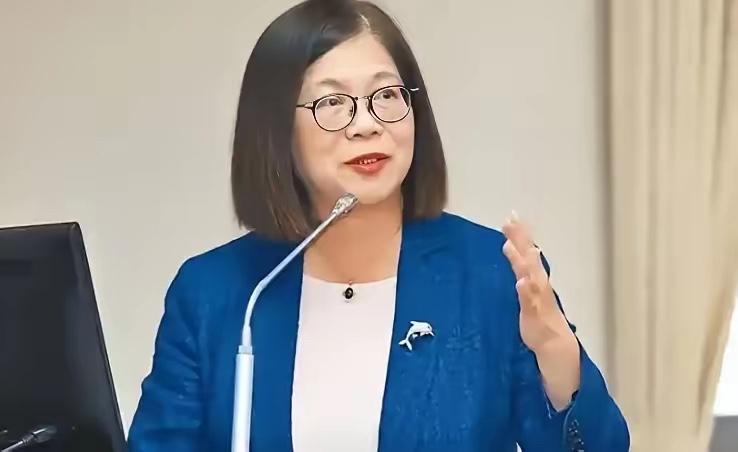 台"海巡署主委"管碧玲发表声明，管碧玲今天又说了句挺逗的话。记者问她，岛