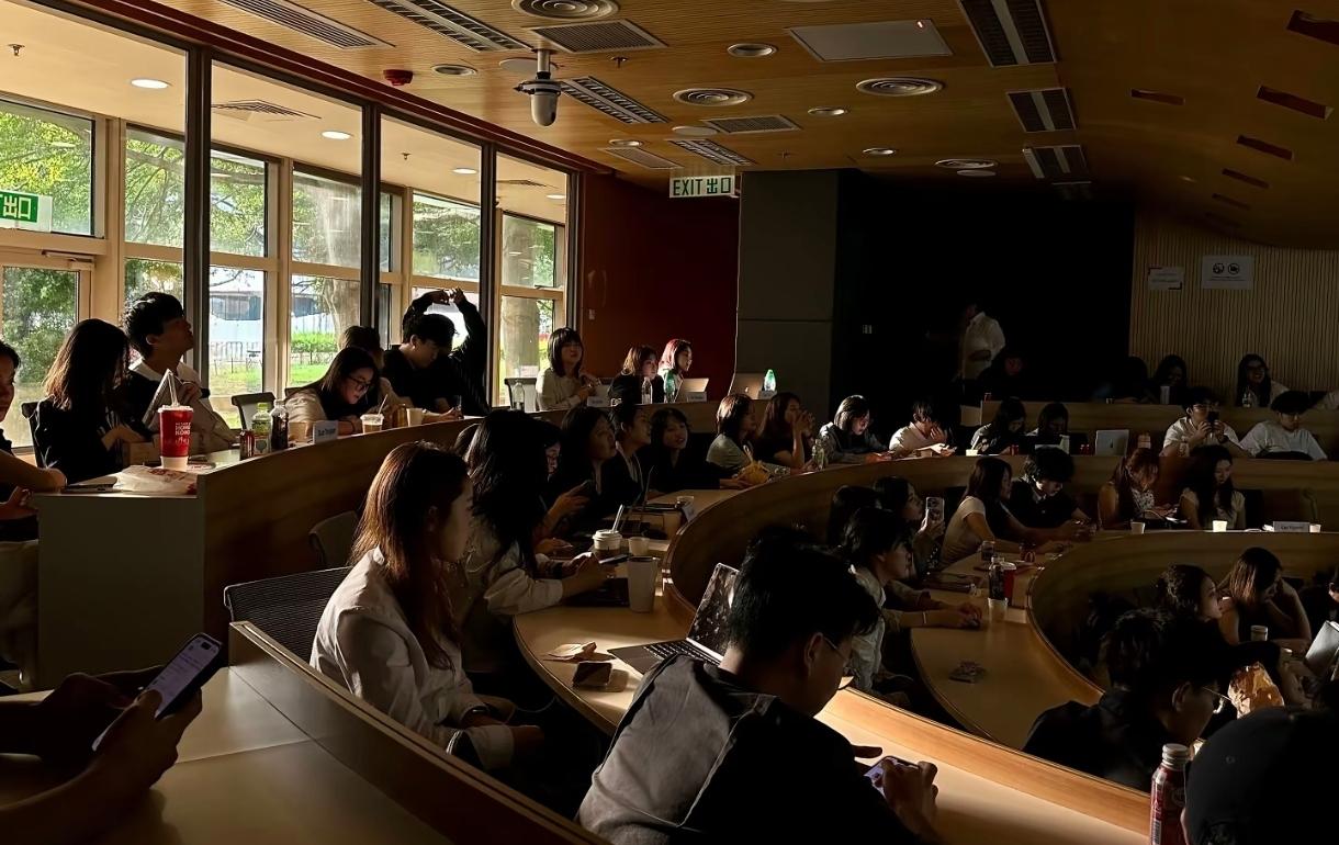 我们公司其中一个供应商当年把正在上初二的儿子送到国外去留学了。为啥选择在初二的时
