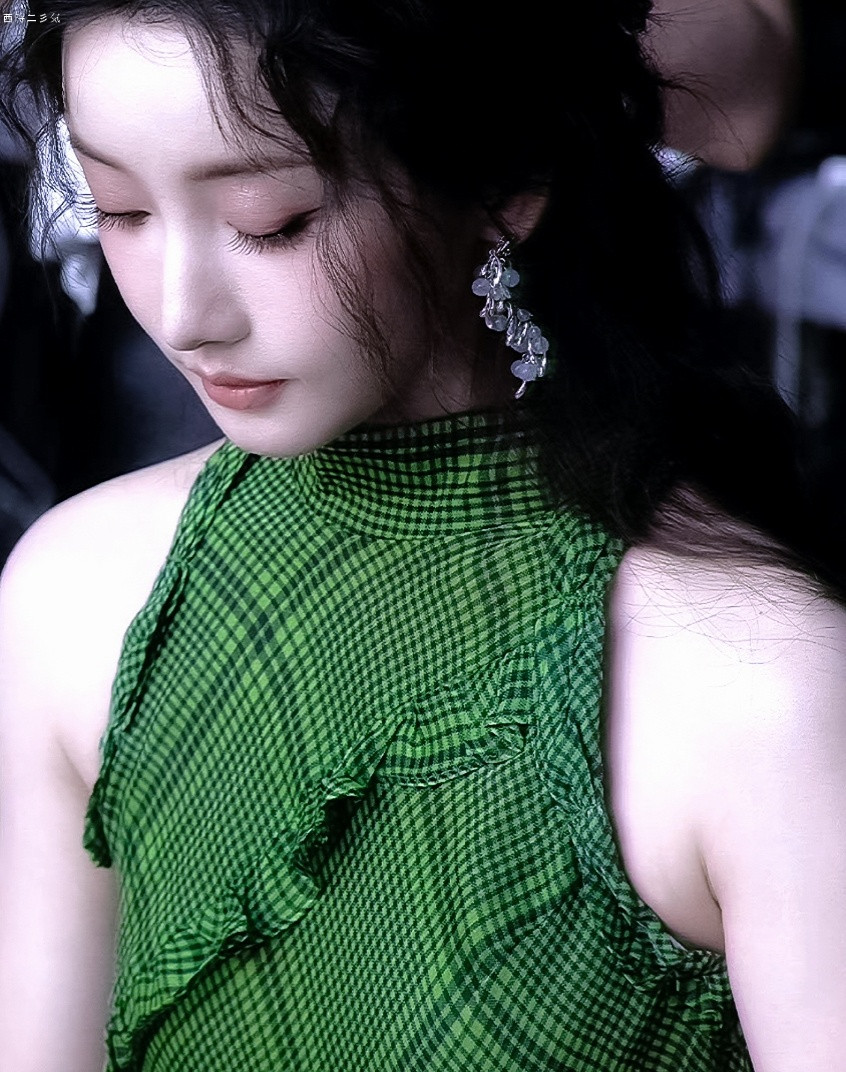  🪄📸芳草悠悠，一身清浅草木香衬佳人姜贞羽壁纸