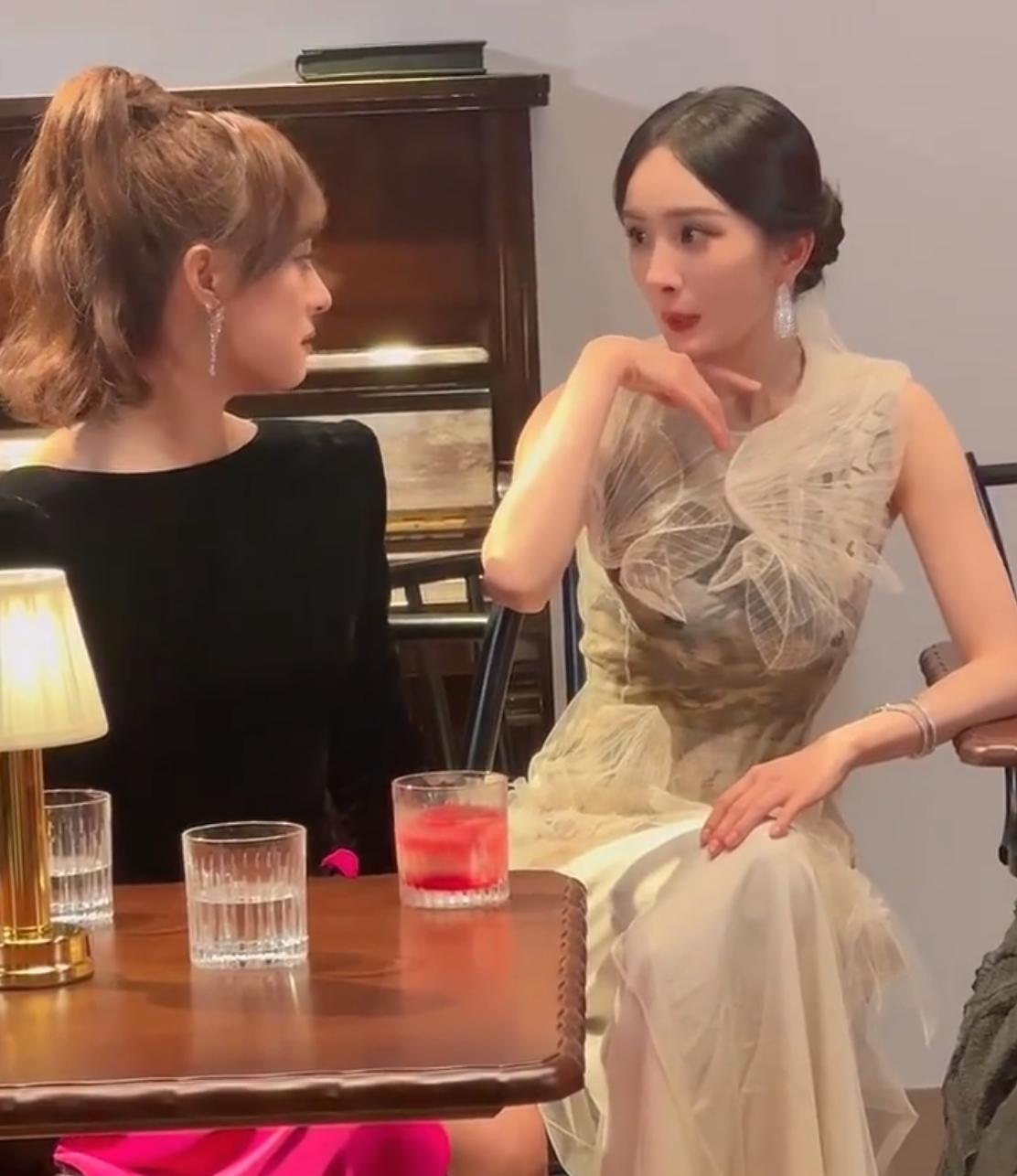不知道谁给杨幂安排的热搜叫“杨幂孙俪两位金鹰视后又见面了”好好剧宣就可以了，金