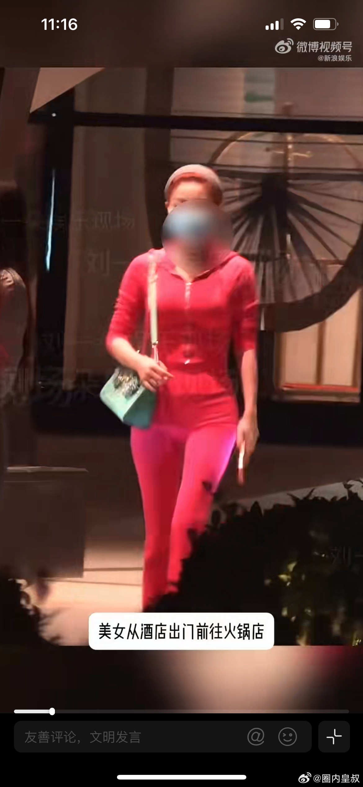 曝包贝尔出轨，八卦媒体拍到包贝尔，和一位红发女生吃火锅，之后两人一前一后进入同一
