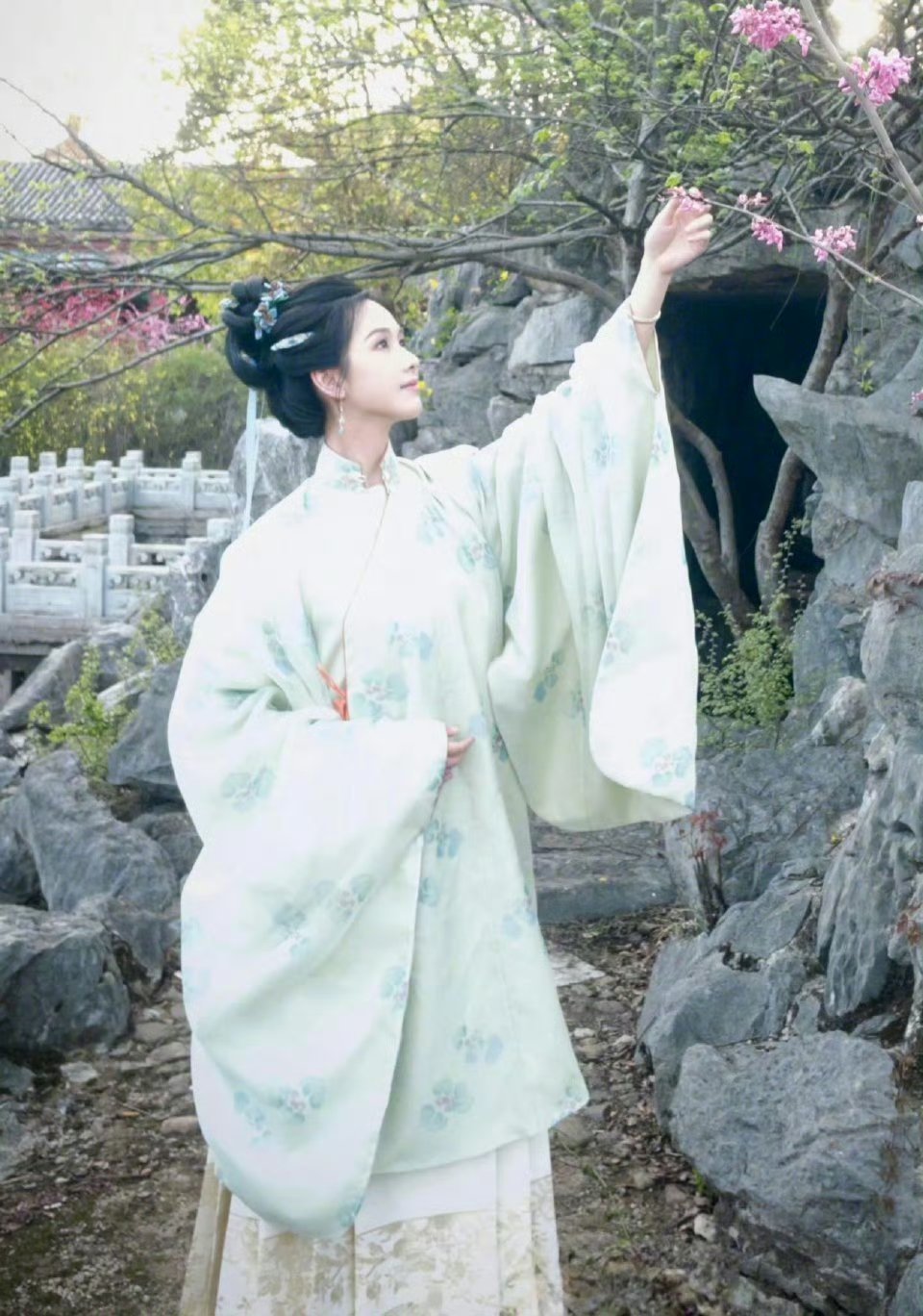 锦月令这部剧造型好像陈都灵的雁回时，这剧是什么造型火就直接复制是吗​​​