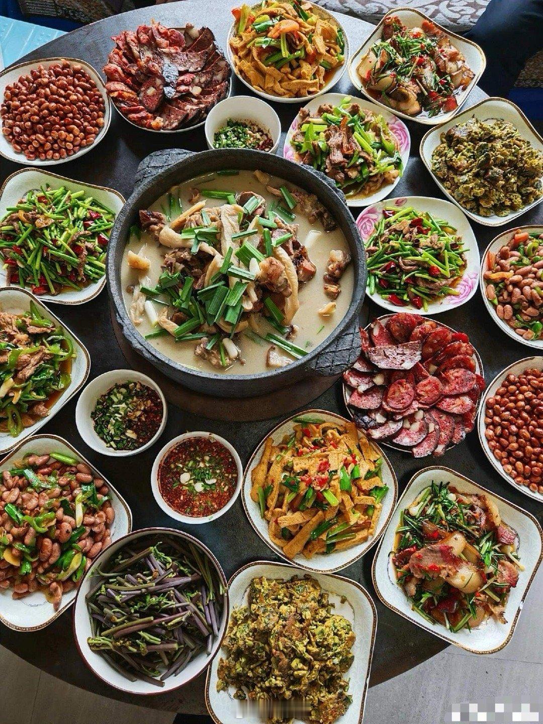 拜年吃到一半，舅舅红着眼说，明年别来了，你舅妈做饭实在扛不动了。阿强这才瞧见，舅