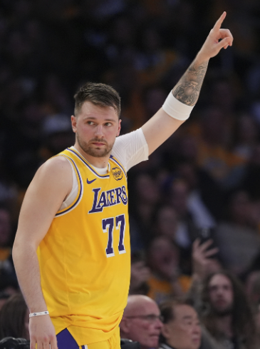 看过两场最近球的应该都能看出来，湖人目前的进攻战术并不算少。但是一直没有形成一个