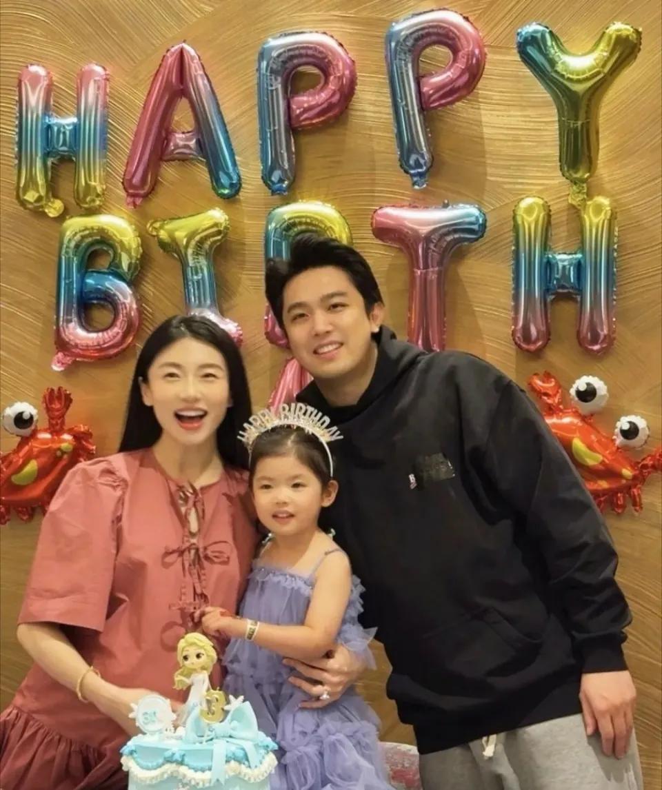 郑恺前女友程晓玥二胎官宣、自由晒娃！郑恺和程晓玥曾恋爱三年，二人还在节目里秀