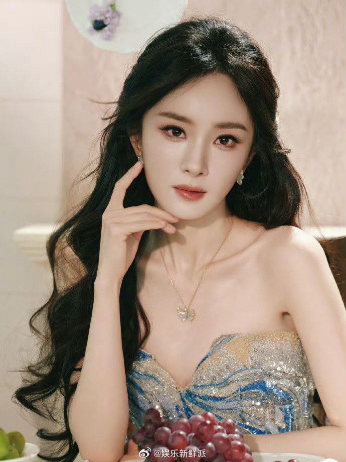 派酱安利杨幂把海洋穿身上了这条裙子是把整个海洋穿身上了吧这是什么从海底走出来