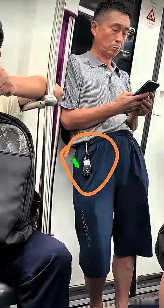 广东地铁一幕，看看大佬有多低调[大笑]​​​