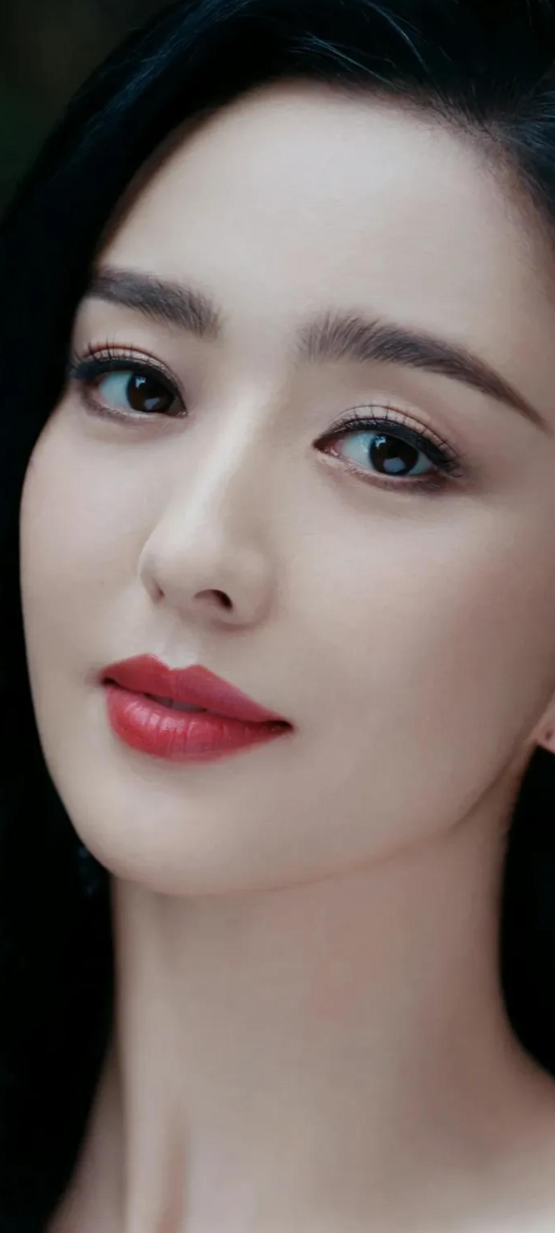 优雅气质，红唇轻启，宛如画中人