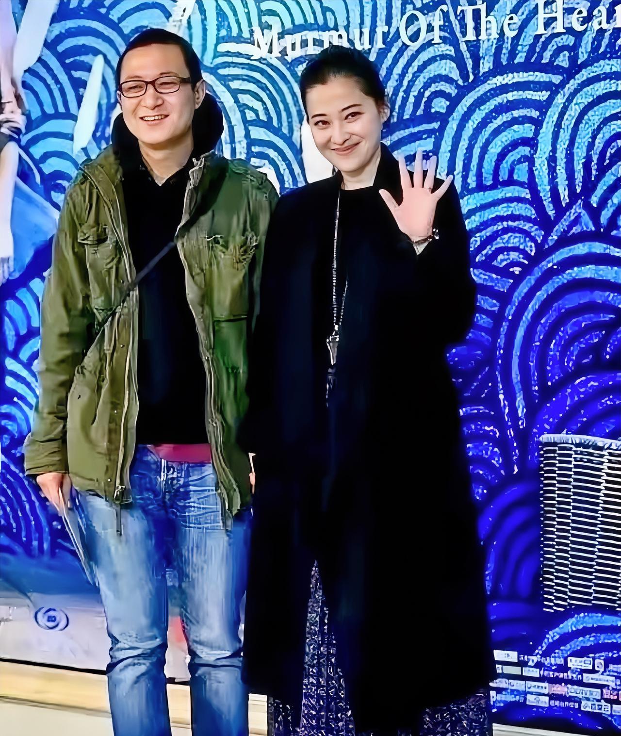 梅婷与二婚老公曾剑罕见合体旧照，以前看到网上说，她老公比她大11岁，实则比她还要