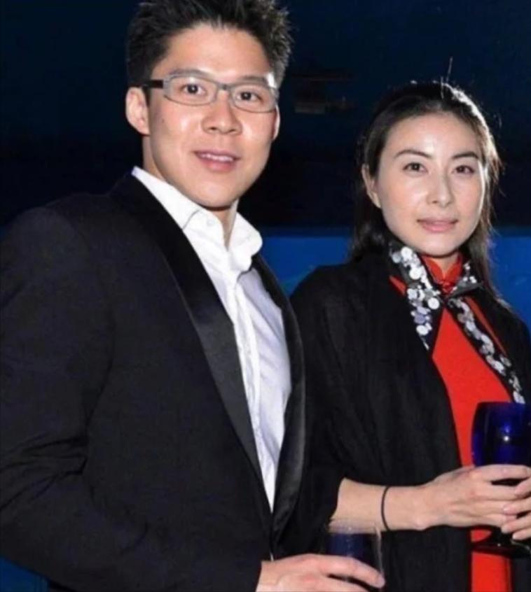 2000年，霍启刚第一次带女友回家。朱玲玲只看了一眼，便说：“你们不合适