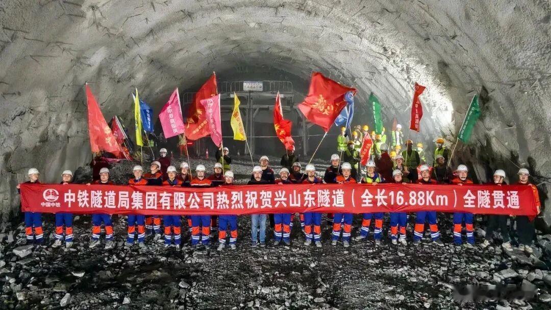 宜兴高铁全线最长隧道——兴山东隧道全隧贯通！1月21日，中铁隧道局承建的宜兴高