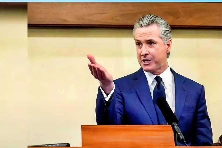 真是把脸都打肿了！加州州长纽森在达沃斯这波操作，简直是“杀人诛心”。他居然公