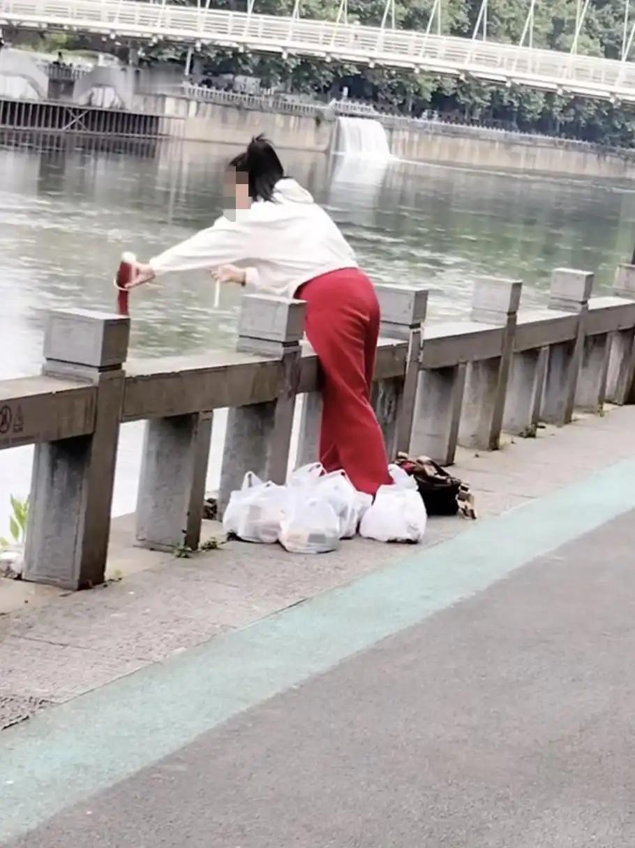 “奇葩年年有，今年特别多！”贵州，一女子竟然河边“放生”奶茶，面对路人质疑，她理