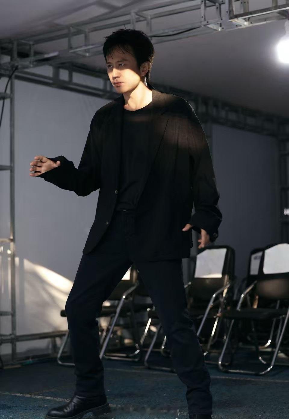 邓超跨年彩排图释出，哇，他的状态也太好了，身材也超棒，他是怎么做到的呢？翻了孙俪