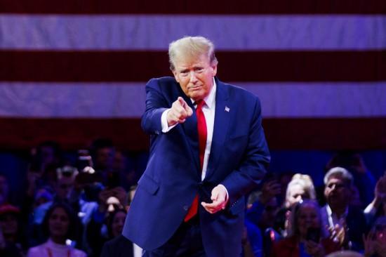 全世界都会看错一个人。这个人就是特朗普，被好多媒体塑造成一个低智、行为不正常、信