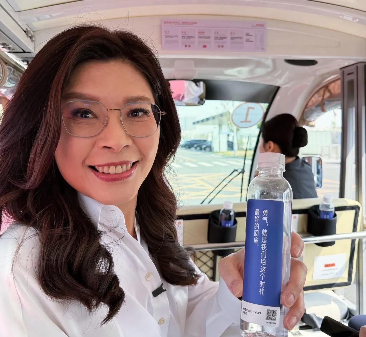 郑丽文回到台湾开始出图了，她一口气贴出了四张今天在小米汽车工厂参观的照片，郑丽文