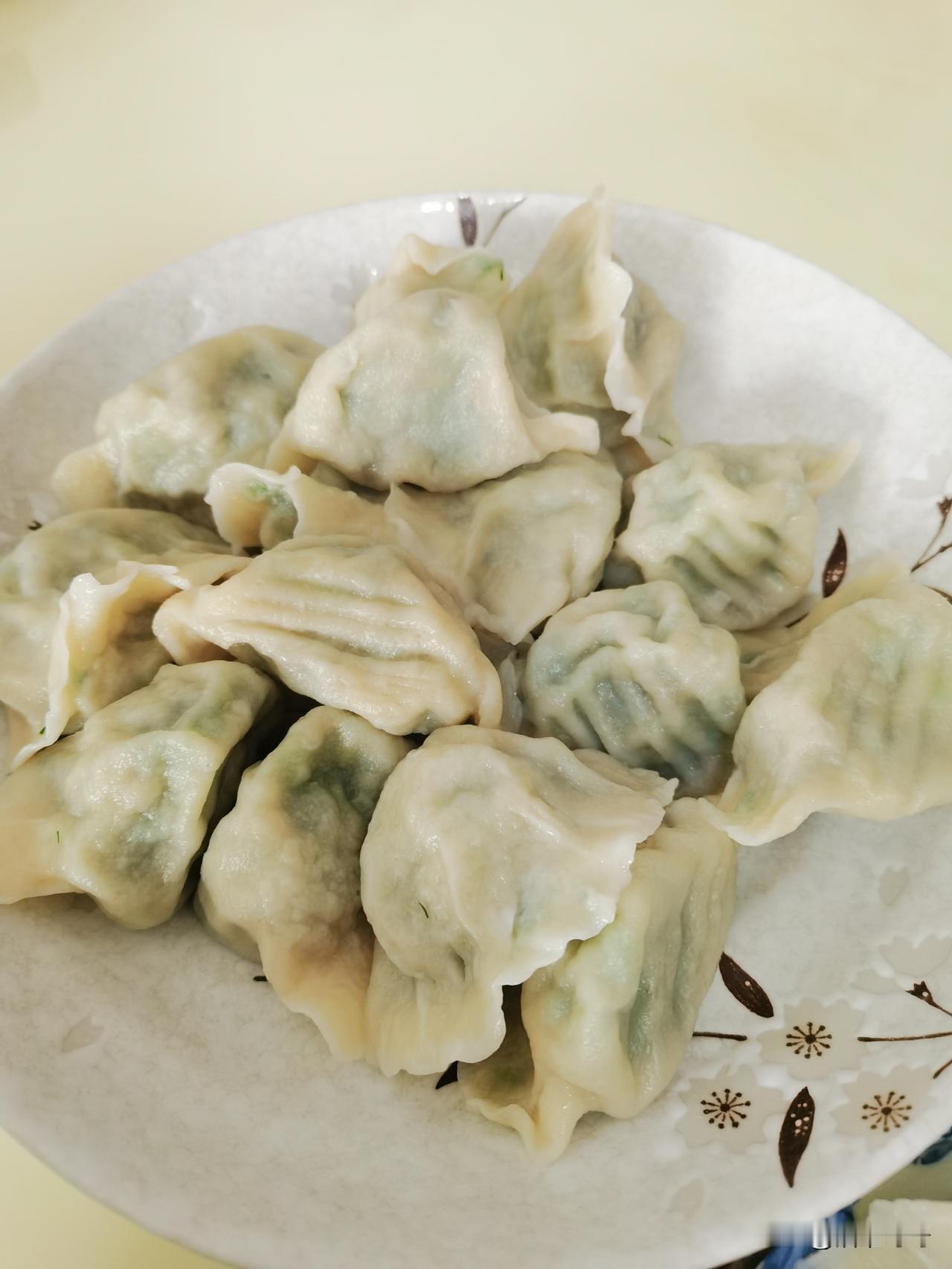 我减肥从来不用刻意控制，一到公司食堂，看着饭菜自动没胃口。