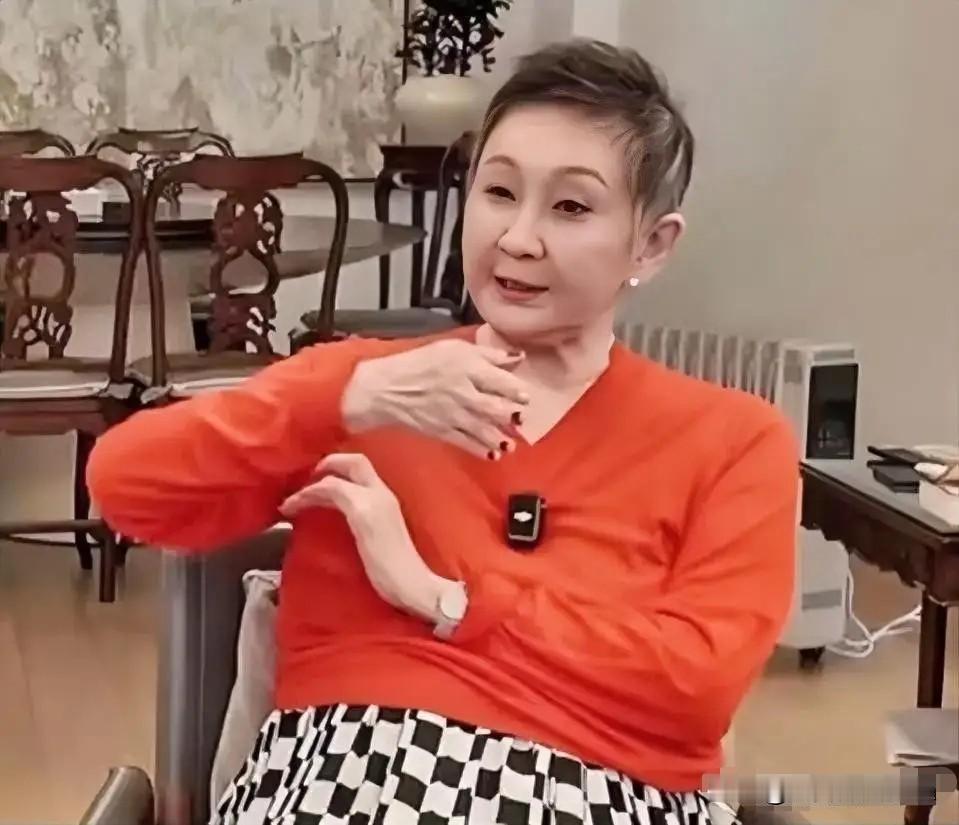 施南生住院了，给所有女人提了个醒：①，时光对谁都是公平的，再要强，再能干的女