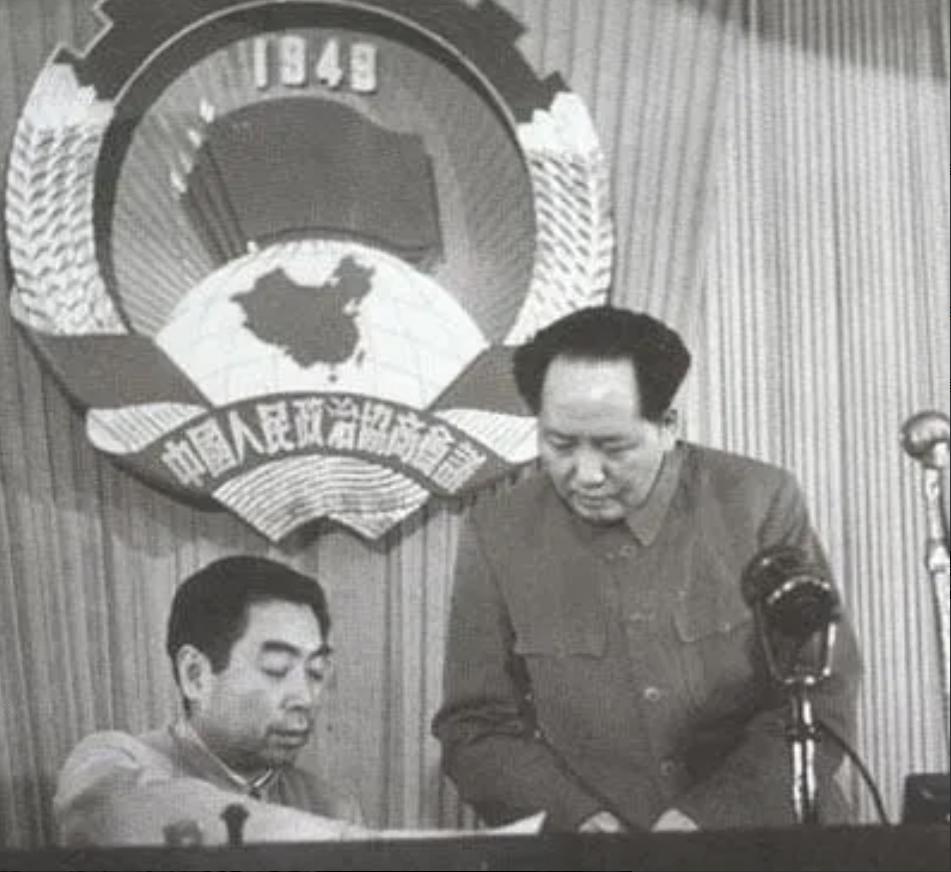 毛主席是如何评价周总理的？他说：“我的接班人第三个是周恩来，这个同志在国际活动方