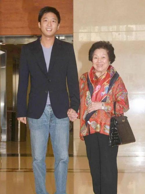 霍震霆妈妈矮，生得霍震霆也矮。朱玲玲高，生得霍启山也高。霍震霆有个这么高富帅的儿