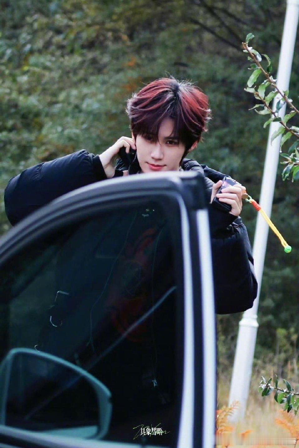 张真源《奔跑吧》西藏上班录制路透，有公路文男主的感觉了​​​好帅的小哥哥​​