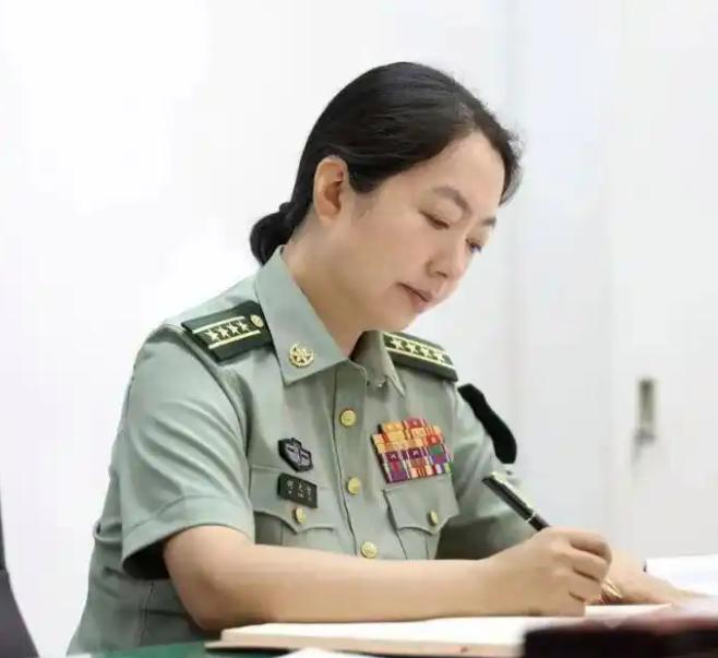 何元智，四川自贡人，中国科学院院士，信息与通信工程专家，长期从事卫星通信系统科学