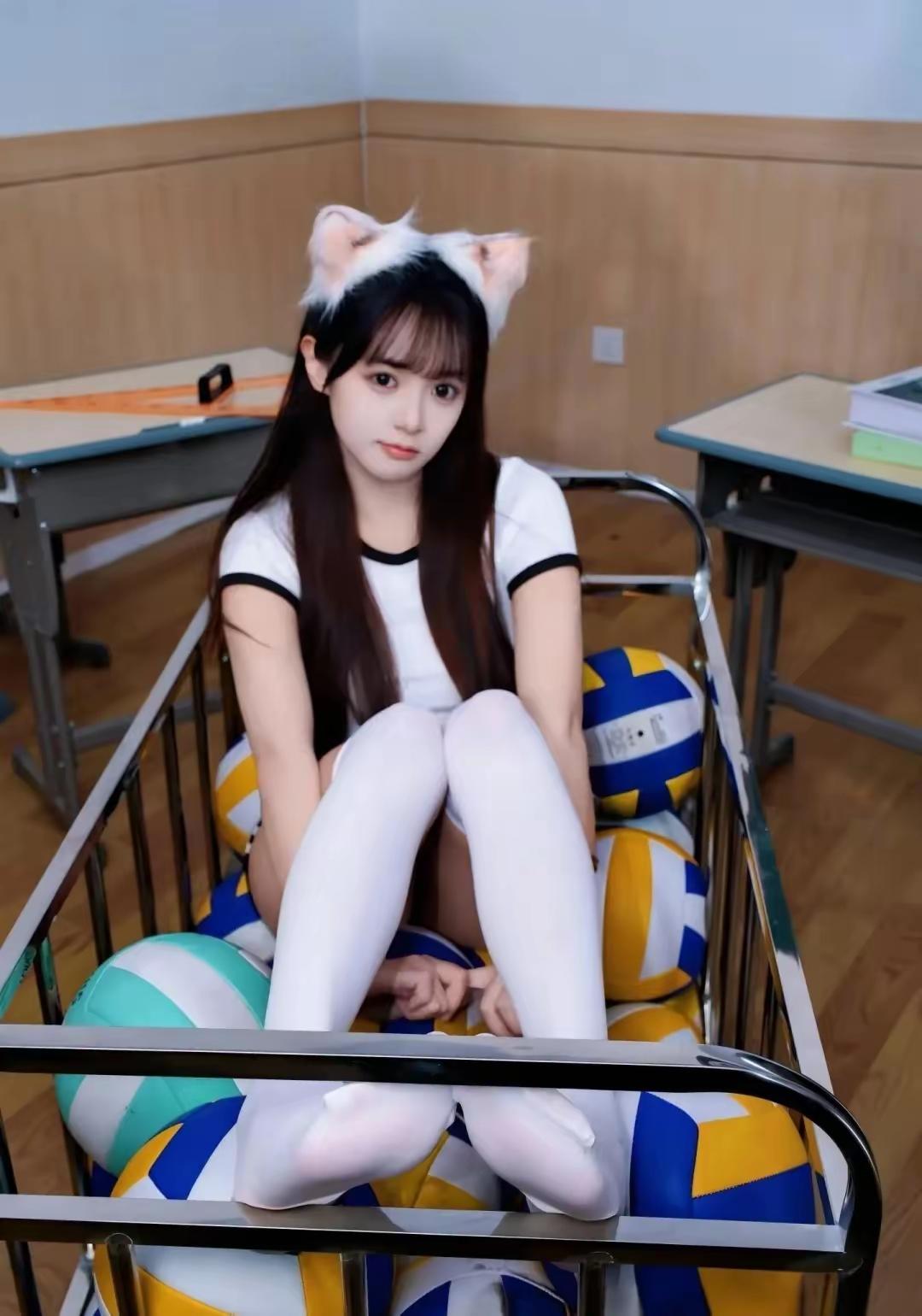 萌宠猫耳少女，坐在教室里的可爱瞬间🐱📚✨你喜欢穿什么长度的袜子