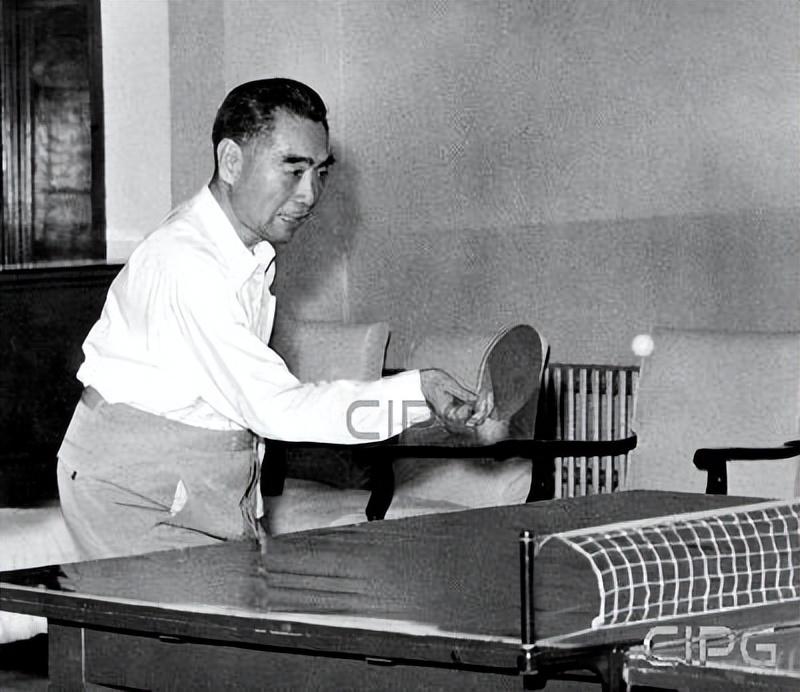 周恩来的格局有多大？劝博古让贤时，他的一句话至今发人深省在中国革命最危险的时