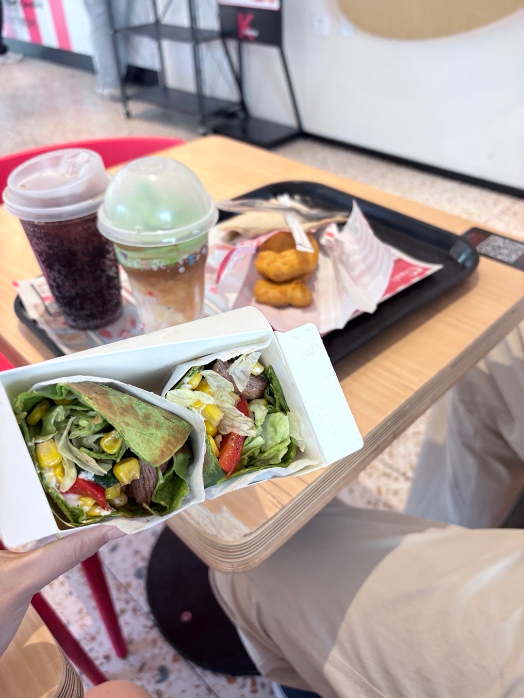已老实因为离上海市中心太远吃完kfc滚回家了​​​
