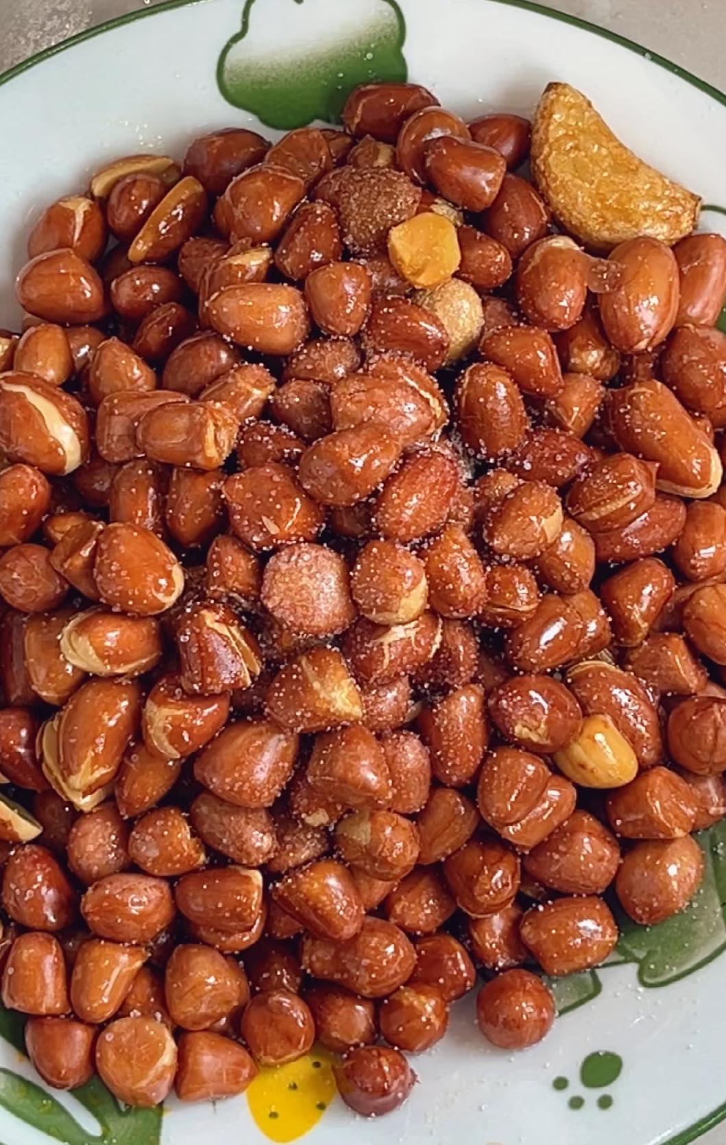 油炸花生米，到底是下酒神菜还是健康刺客？不知道你们有没有发现，油炸花生米这