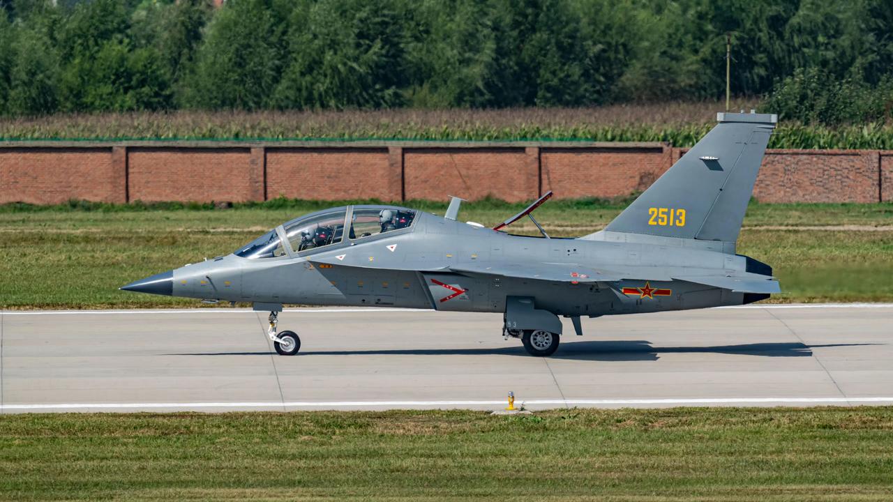 L15高教机首飞20周年纪念，教-10壁纸。