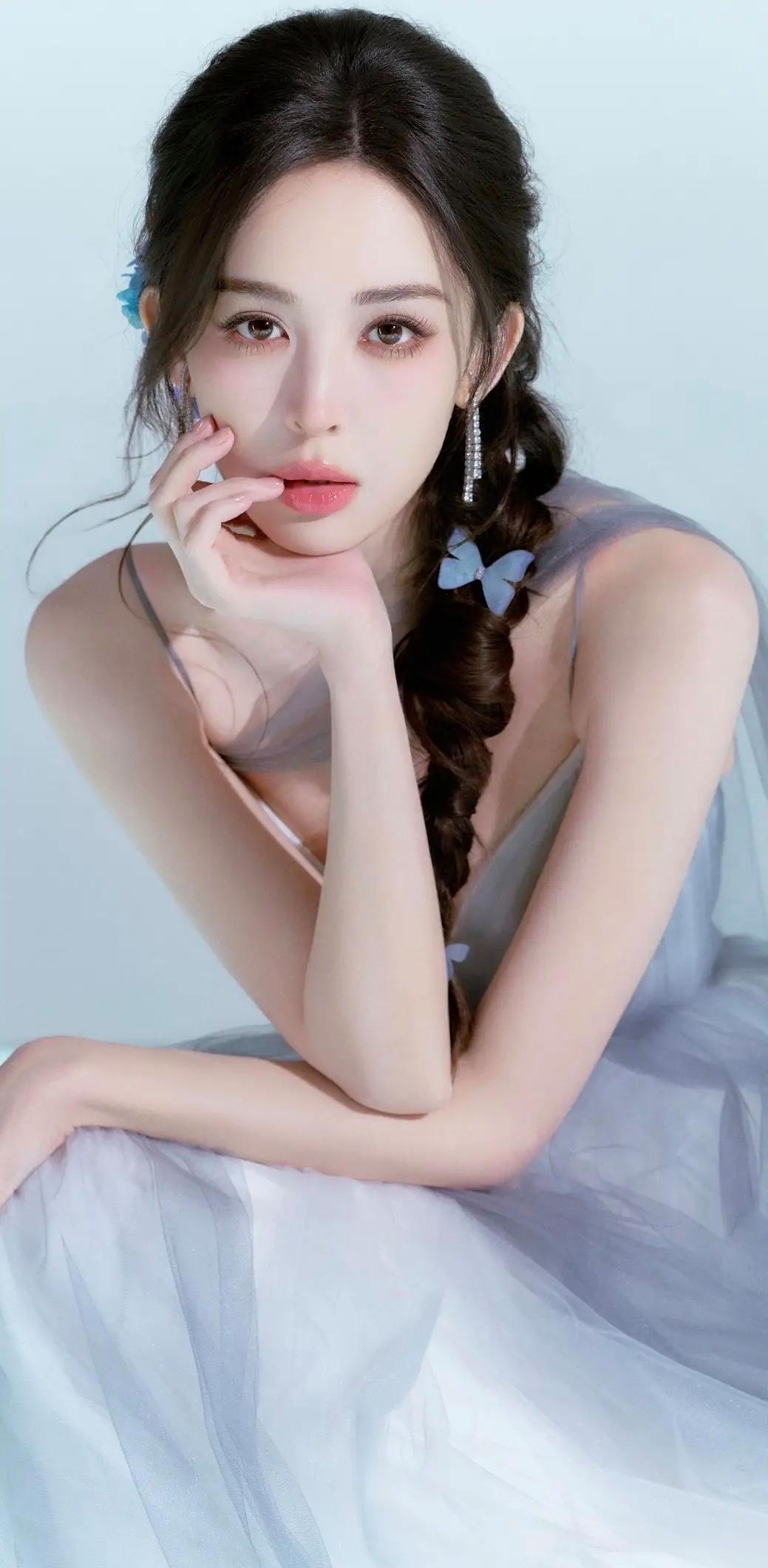 娜扎身着轻纱吊带裙，冰清玉洁，活脱脱一朵清冷山茶花！​​​