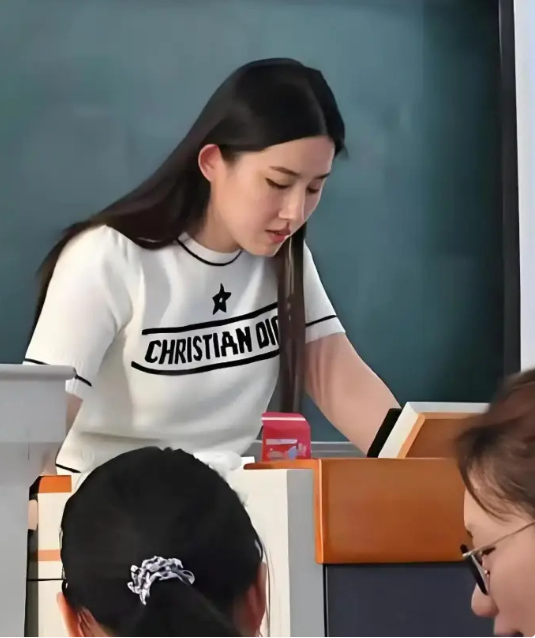 大学老师撞脸刘亦菲迅速爆火，网友：三分像她已是人间绝色​​​