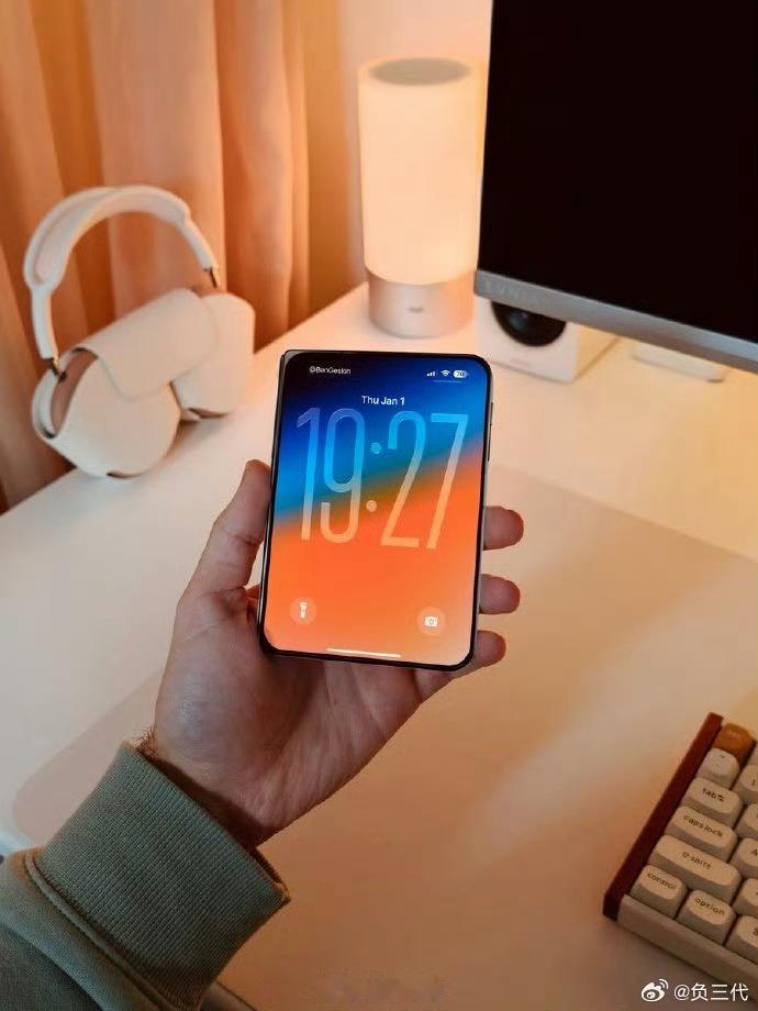 iPhoneFold上手知名外媒爆料的iPhoneFold上手图。尺寸应该大差