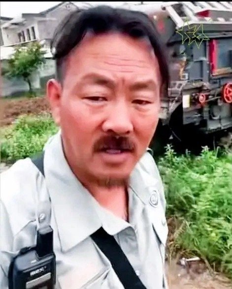 收割机主家耍赖不给钱，老司机用一招止损扬长而去。湖北这1800块钱的辛苦钱，就因
