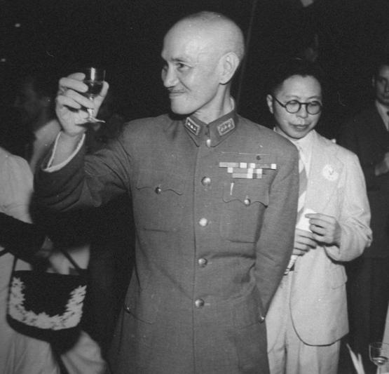 蒋介石之所以不愿葬在台湾，他是想回大陆葬在浙江奉化老家。一来，落叶归根，魂归故里