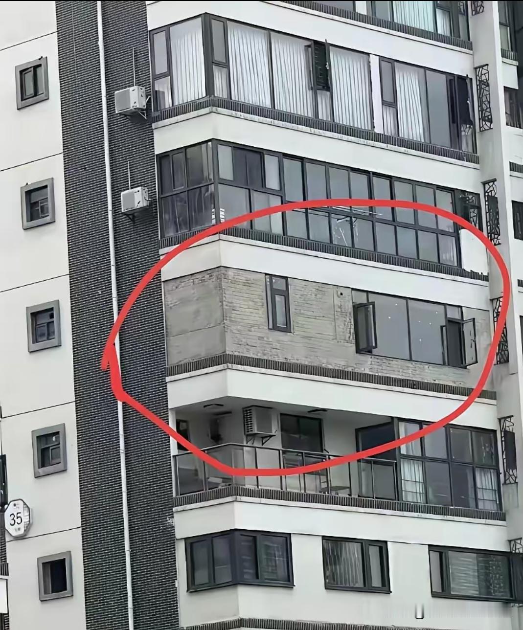 这户主想的是:阳台砌墙比大面积窗户省钱，还安全！台风都吹不垮，牺牲了部份采光。