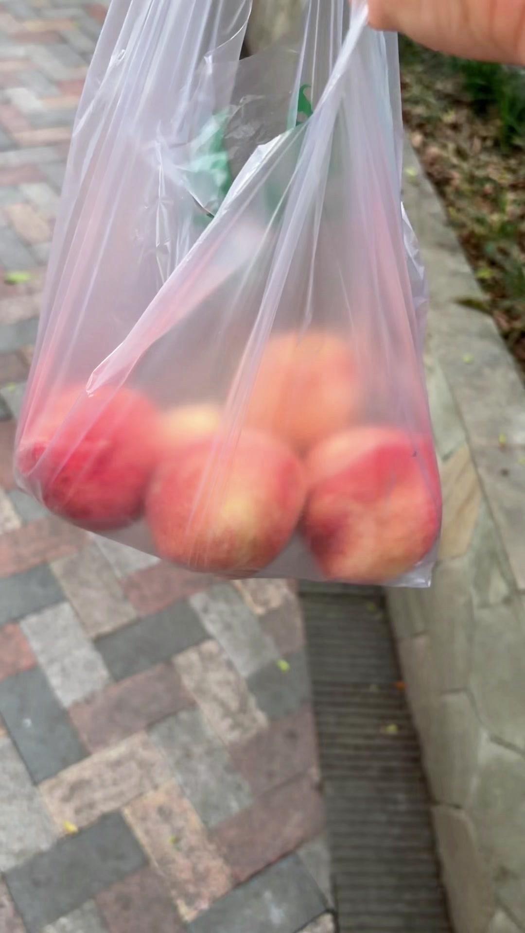 六个脆桃才5块9？太实惠了吧！🍑5块9买6个脆桃，这价格太惊喜啦！1️⃣早上