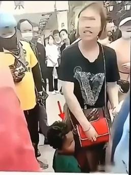 相亲会上，一女子带着黑二代去相亲。她自认遇人不淑，被对方始乱终弃，最后抛妻弃子