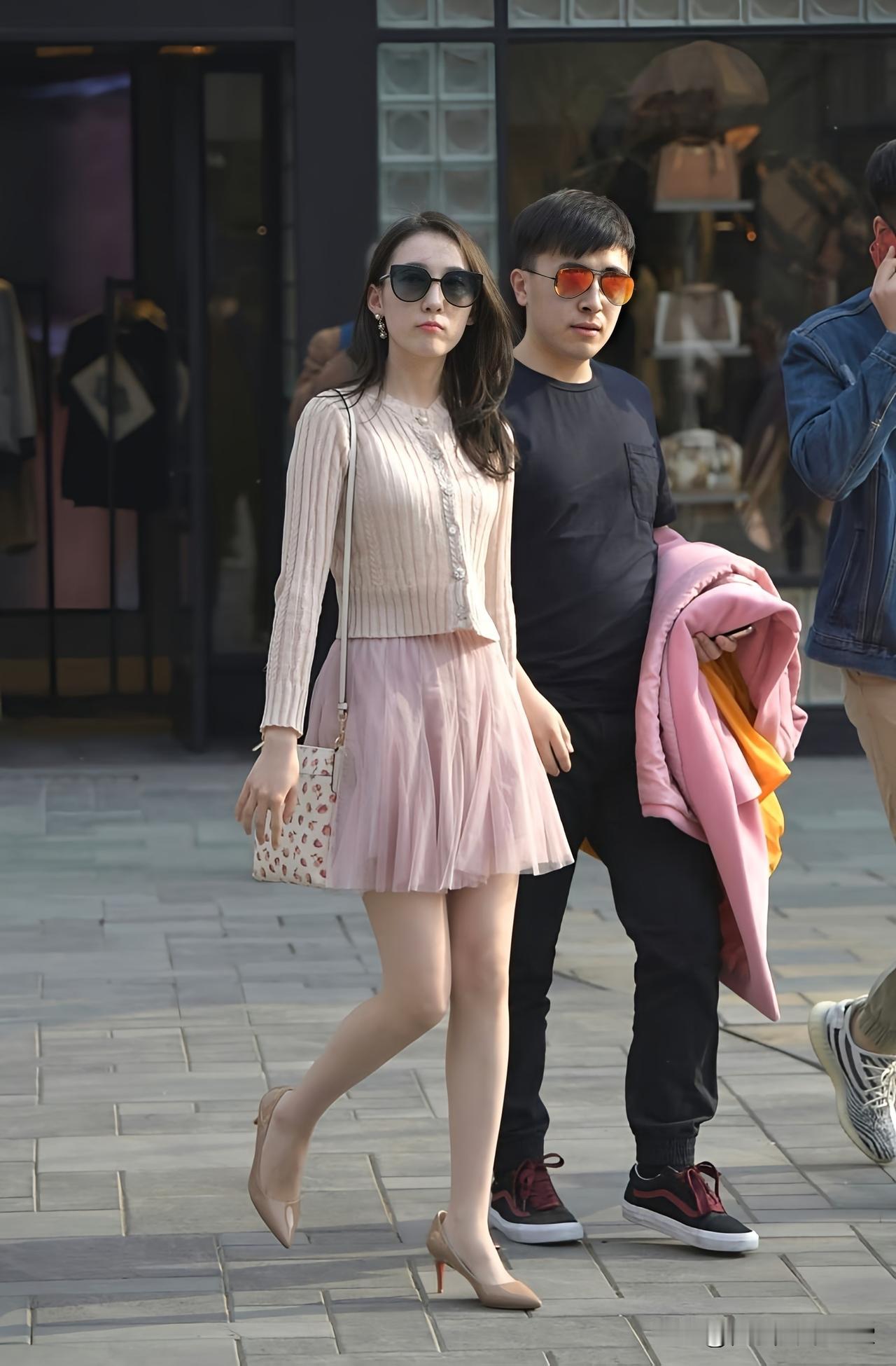 都市街头穿搭指南：甜美与酷炫的完美结合