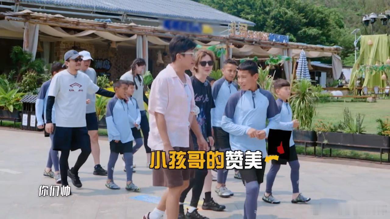 邓超问小朋友鹿晗帅不帅小朋友见过鹿晗本人，超哥趁机求证颜值。孩子不假思索说帅，