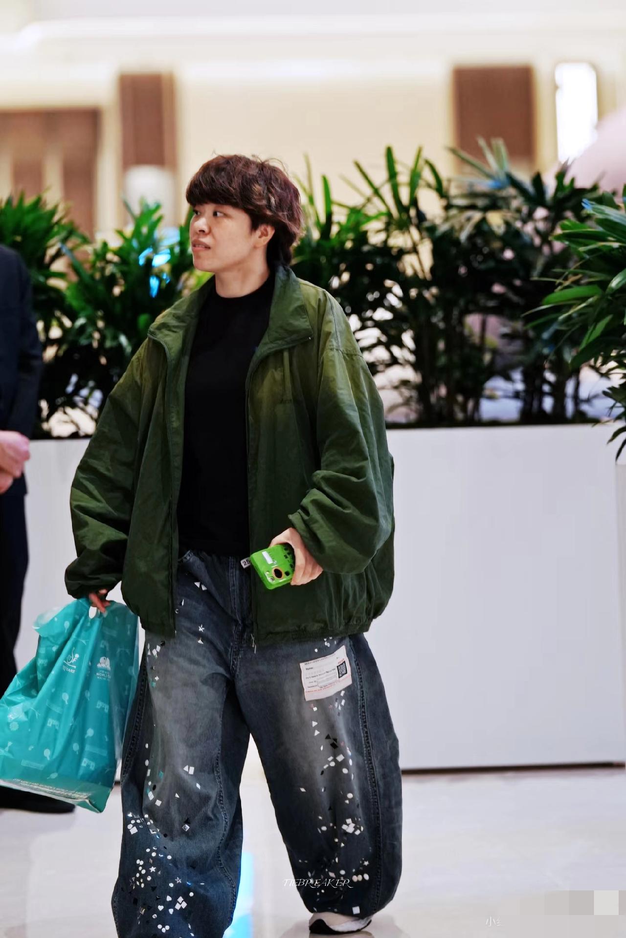 我宣布，大迪最火的不是头发。你看大迪现身澳门的一身装束，如果是她自己选择的衣