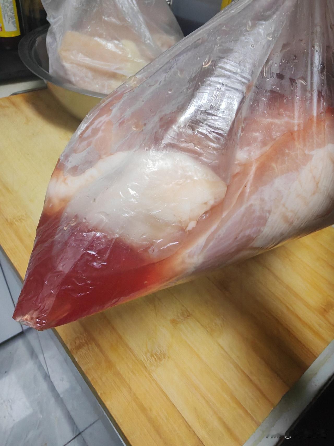 前几天在某连锁仓储买了瘦肉，回家放一晚上，第二天袋子里全是血水。今天换了个连锁超