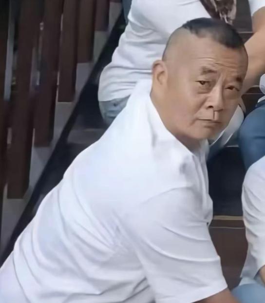 8月6日，新疆伊宁市伊美臻选酒店的负责人马女士做了一个决定——把酒店大门口的监控